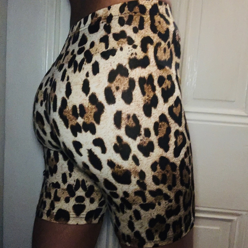 LAST 1 - leopard print biker shorts - Picture 2 of 7